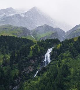 Ein Wasserfall und Berge
